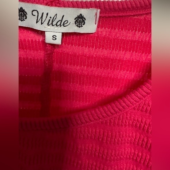 Wilde brand women’s magenta pullover top size small NWOT​ - Picture 3 of 4